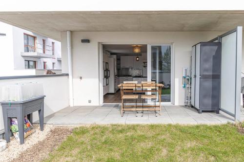 patio ze stołem i krzesłami w obiekcie Bel appartement moderne avec jardin w mieście Angers