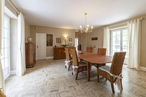 a dining room with a wooden table and chairs at Maison familiale au cœur des vignes 