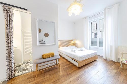 - une chambre avec un lit et une chaise dans l'établissement Le Morphée - Appartement avec jardin, à Angers