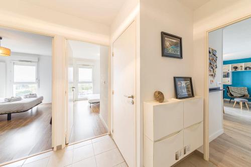 a living room with a door leading to a bedroom at Le Jean Moulin - Appartement à 2 pas du tramway in Angers