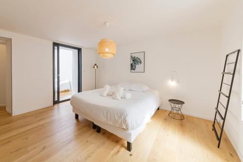 LE TOPAZE - Appartement T4 Angers centre في أنجيه: غرفة نوم فيها سرير عليه قططين