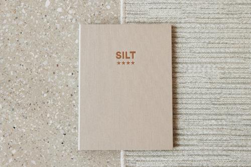 a book on the floor with the word slit on it at C-Hotels Silt in Middelkerke