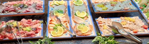 Casanova apartman és wellness في Bácsbokod: عرض أنواع مختلفة من الطعام في الصواني
