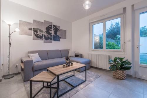 a living room with a couch and a table at L'URBAIN - Appartement proche gare in Saint-Nazaire