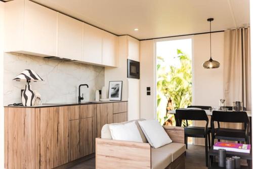 維琪奧港的住宿－Camping Golfo Di Sogno，带沙发的客厅和厨房
