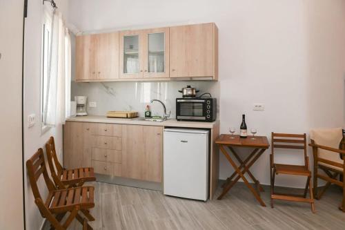 Kjøkken eller kjøkkenkrok på Dreamy Santorini Studio just 50m from the Beach