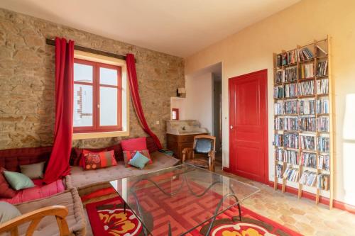 een woonkamer met een bank en een rode deur bij Grande maison 19p vue mer au Pouliguen in Le Pouliguen