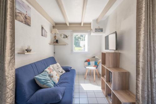 un soggiorno con divano blu e TV di Maison résidentielle à 200 m de la mer a La Bernerie-en-Retz