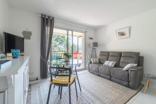 a living room with a couch and a table at Appartement avec Golf tennis et mer in Pornic