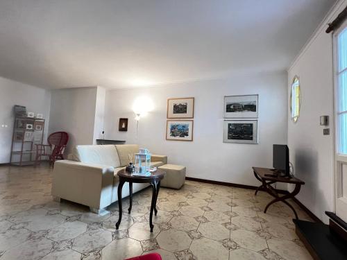 uma sala de estar com um sofá e uma mesa em Alba sul Mare em Rapallo
