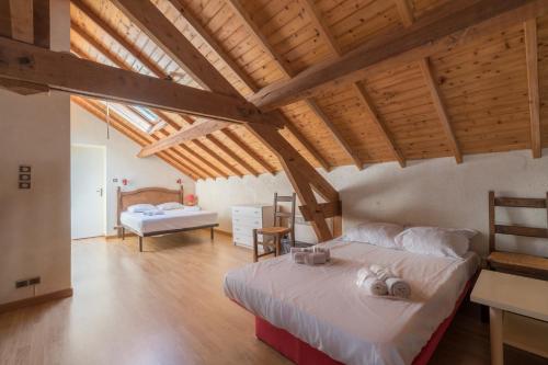 ein Schlafzimmer mit einem Bett in einem Zimmer mit Holzdecken in der Unterkunft Les Maldives - face mer pour 6 personnes in La Plaine-sur-Mer
