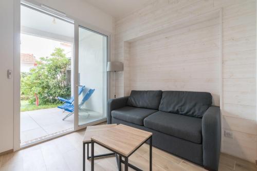 sala de estar con sofá y mesa en Maison familiale avec vue sur mer, en La Bernerie-en-Retz