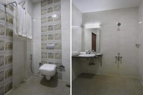 Duas fotografias de uma casa de banho com WC e lavatório. em Hotel Le Castle em Kodaikanal