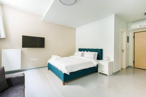 Un pat sau paturi într-o cameră la Snug studio apartment with shared garden IV