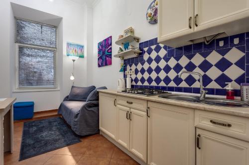 una cocina con fregadero y un sofá en una habitación en ART Apartments, en Leópolis