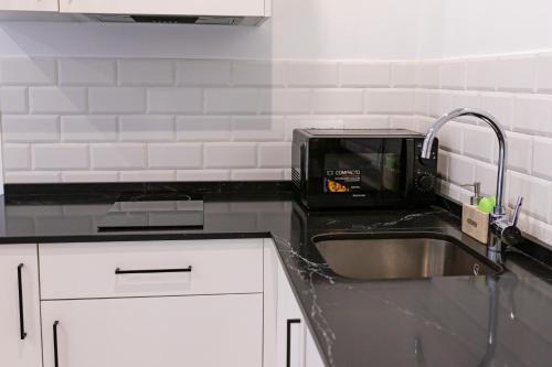 Una cocina o zona de cocina en Resolana Suites