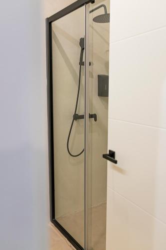 Un baño de Resolana Suites