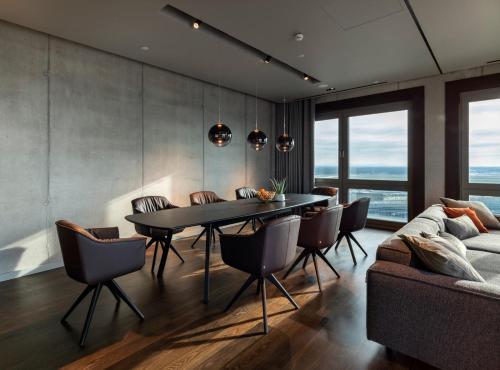 a dining room with a table and chairs at b'mine Hotel Frankfurt Airport in Frankfurt/Main