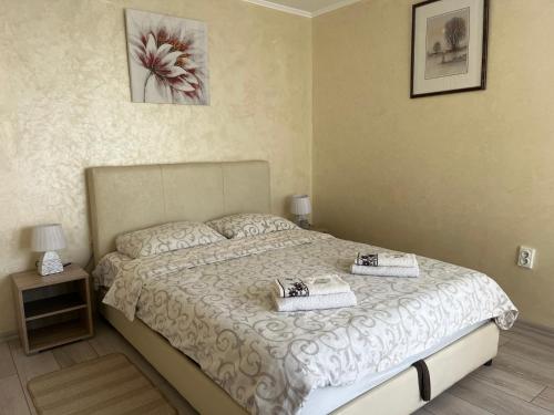 sypialnia z łóżkiem z dwoma ręcznikami w obiekcie Apartment Sleep'n Drive w Belgradzie