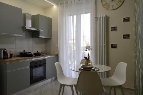 Green and Blue Apartment - Metro C, Free Parking and Wifi