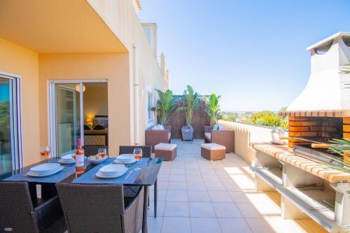a patio with a table and chairs on a balcony at Casa Kantara in Ferragudo