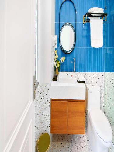 une salle de bain avec toilettes, lavabo et miroir dans l'établissement Chuỗi Villa 5 Ngủ Sun Ferria -bể bơi riêng - khu Villa sát bãi biển Bãi Cháy, à Hạ Long