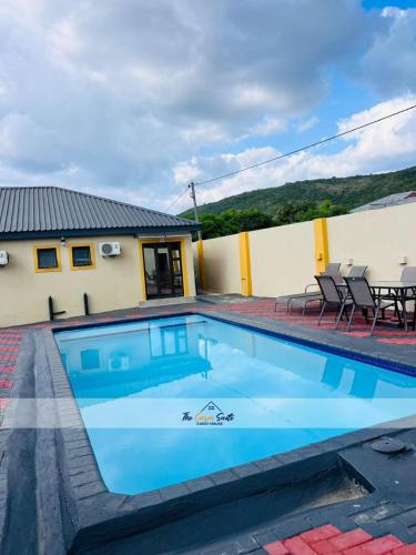 Bazén v ubytování The Curve Suite Guest House nebo v jeho okolí
