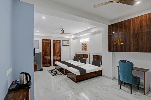 Schlafzimmer mit einem Bett, einem Schreibtisch und einem Stuhl in der Unterkunft Collection O Kanchan Heritage in Gurgaon