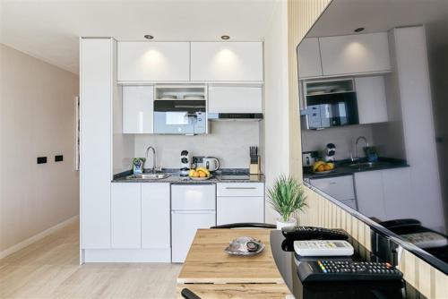 Dapur atau dapur kecil di new Balcony to sea