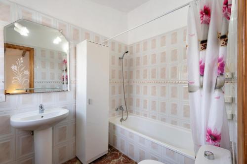 een badkamer met een wastafel, een bad en een toilet bij Villa Duke in San Miguel de Abona