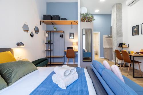 una camera con letto e un soggiorno di Travel Habitat Patraix Suite con Terracita a Valencia