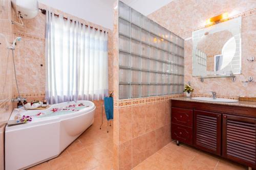 een badkamer met een bad en een wastafel bij Villa - Biệt Thự Nghỉ Dưỡng Vũng Tàu in Vung Tau