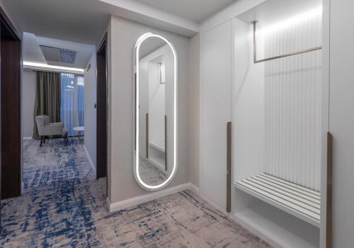 a dressing room with a mirror and a hallway at Hotel Tara Becici in Budva