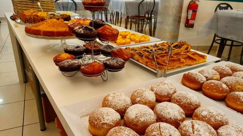 un tavolo con diversi tipi di dolci e dessert di Dependance Hotel Marina a Riccione