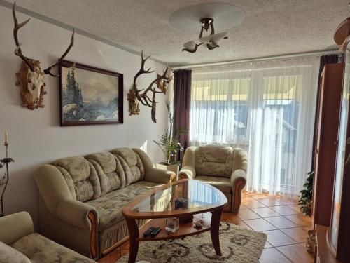 a living room with a couch and a table at Przytulny apartament blisko MOLO GIŻYCKO in Giżycko
