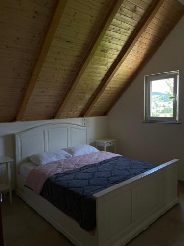 Un pat sau paturi într-o cameră la Holiday House Korita