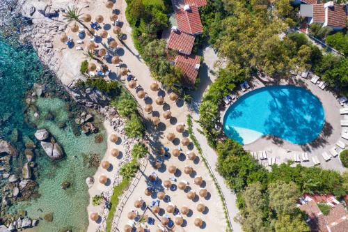 einen Luftblick auf ein Resort mit einem Pool in der Unterkunft Arbatax Park Resort - Cottage in Àrbatax