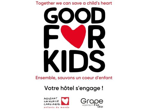 een poster voor een liefdadigheidsevenement met een rood hart bij Mercure Reims Parc Des Expositions in Reims