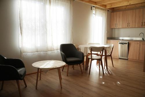 uma cozinha com mesa e cadeiras num quarto em Drewniany domek wakacyjny em Człuchów