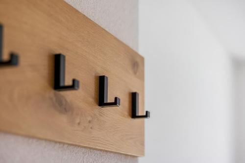 a lightswitch with the letter l on a wall at Lisas Schröcken in Schröcken