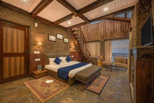 Hotel Wood Winds - Best Hotel in Chail في شيملا: غرفة نوم بسرير واريكة في غرفة