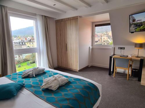 リクヴィールにあるBest Western Hotel & SPA Le Schoenenbourgのベッドルーム1室(ベッド1台、タオル2枚付)