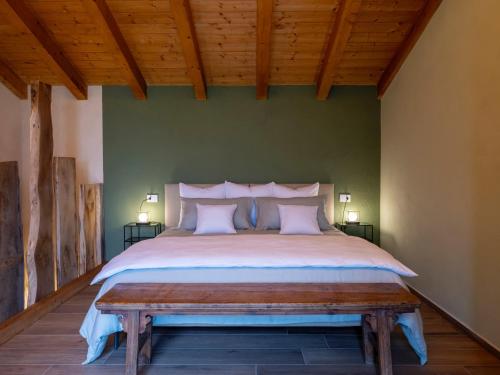 una camera con un grande letto e un soffitto in legno di Il Viaggio Impresa Sociale a Bicchignano