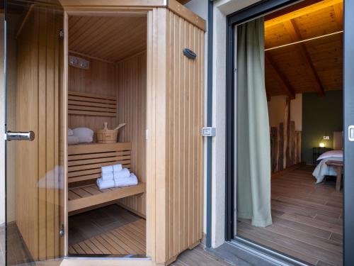 una stanza con sauna e asciugamani di Il Viaggio Impresa Sociale a Bicchignano