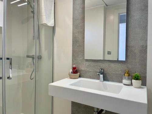 łazienka z białą umywalką i prysznicem w obiekcie Elegante apartamento en Jardines de Montesolana w mieście Los Dolses