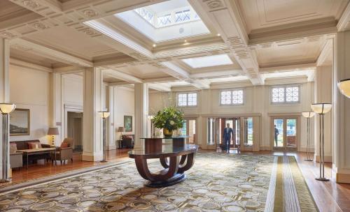 um grande lobby com uma mesa no meio em Hyatt Hotel Canberra - A Park Hyatt Hotel em Camberra