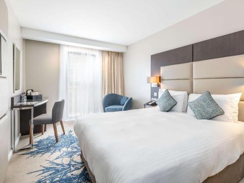 Mercure Edinburgh Haymarket tesisinde bir odada yatak veya yataklar