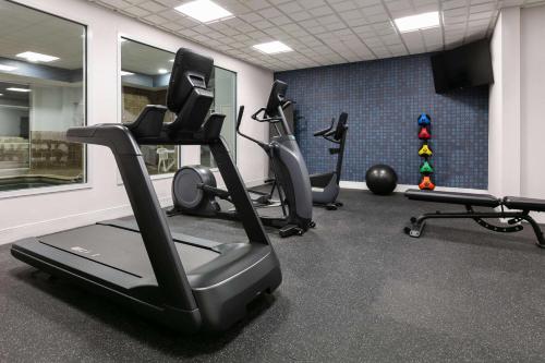 a gym with several treadmills and exercise bikes at La Quinta Inn & Suites by Wyndham Ft Worth-Burleson in Burleson