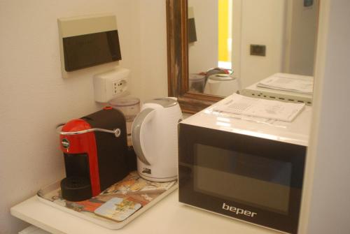 eine Mikrowelle auf einer Theke in der Unterkunft Interno 4 in Alghero
