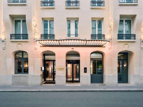 een gevel van een gebouw met deuren en ramen bij Hôtel l'Echiquier Opéra Paris - MGallery in Parijs